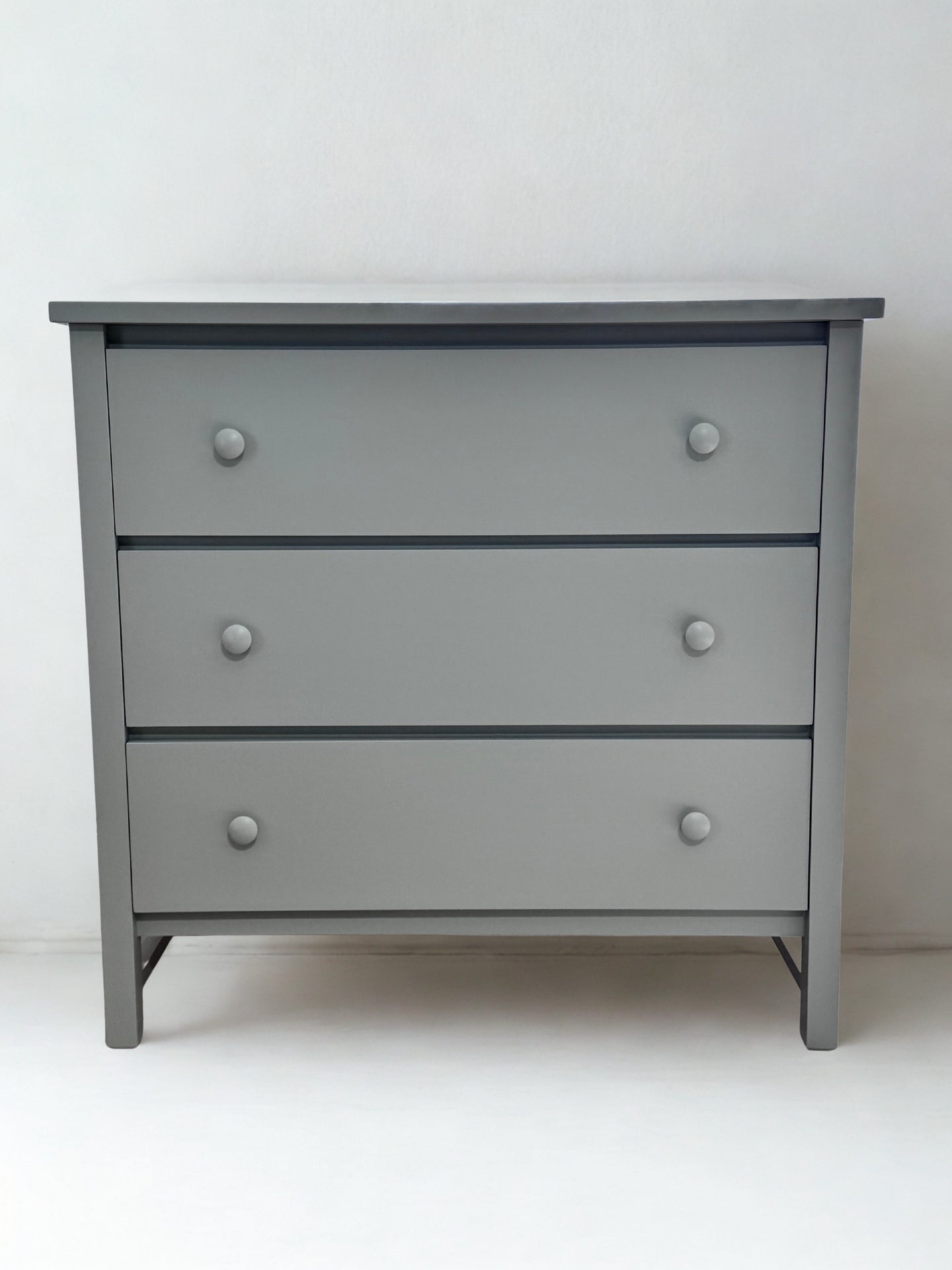 Farmhouse 3-Drawer Wide Chest in Driftwood
